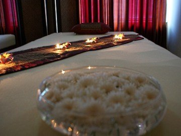 Massage Anwendungen wie traditionelle Thaimassage, Aroma Ölmassage ...